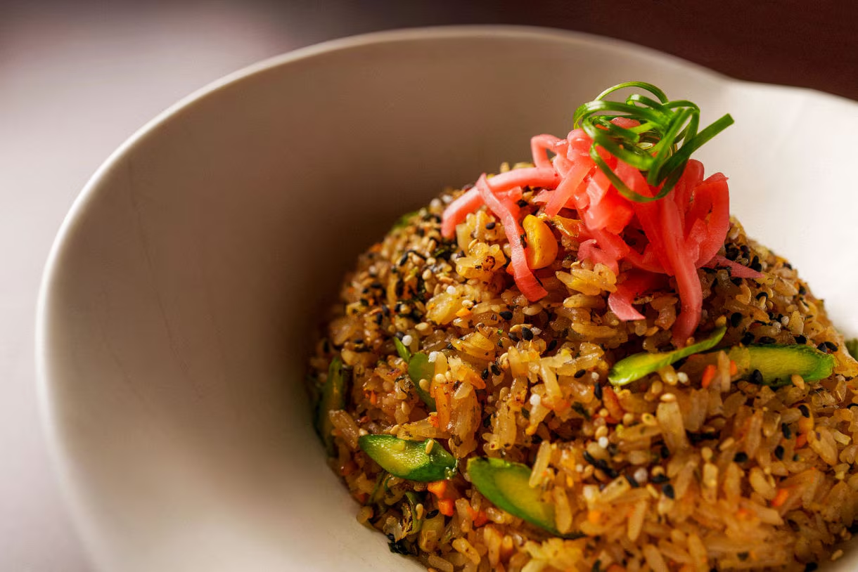 Arroz frito com wasabi, legumes frescos e cebolas em conserva.