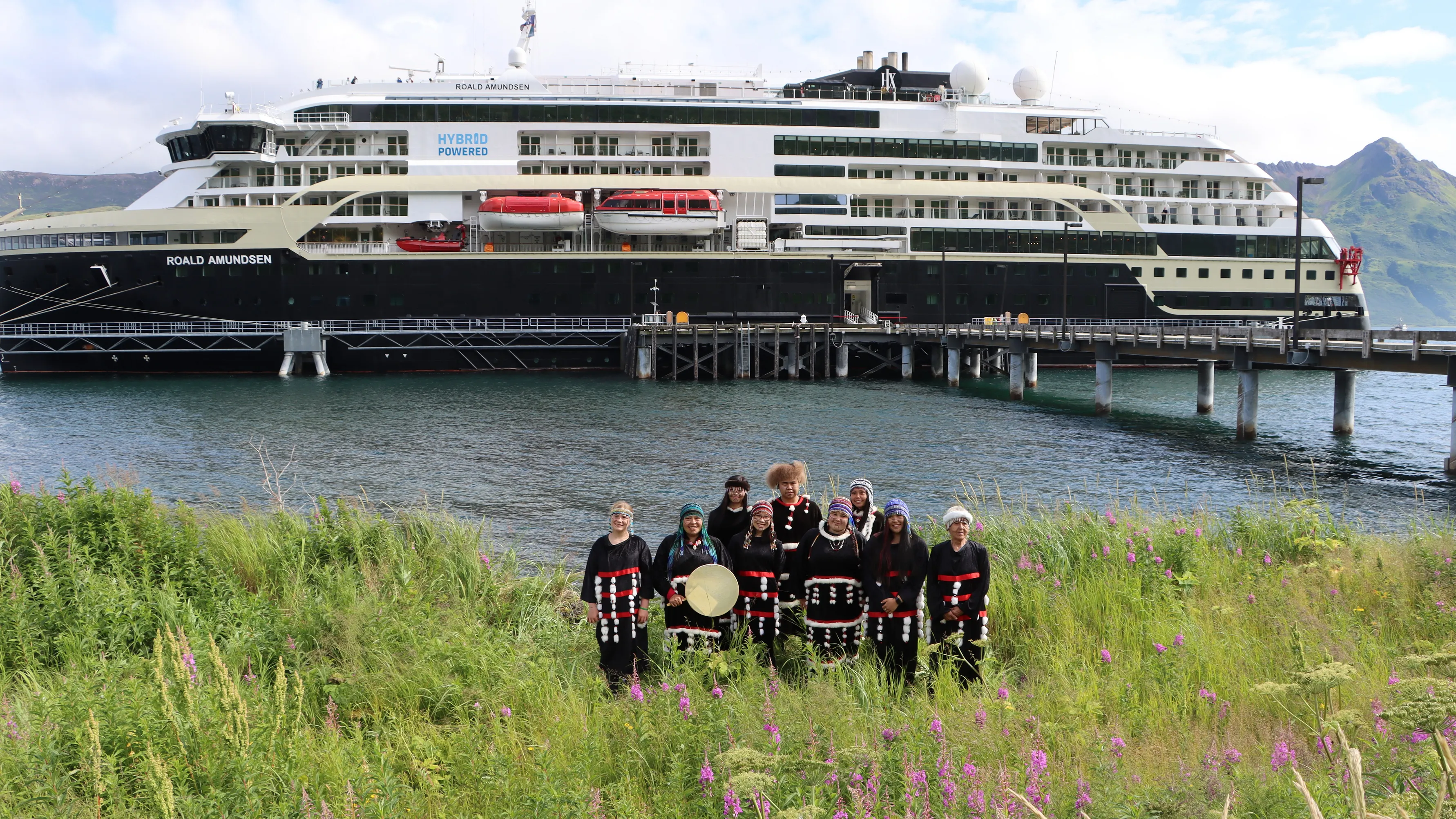 I ballerini Alutiiq danno il benvenuto alla MS Roald Amundsen a Old Harbor, in Alaska.