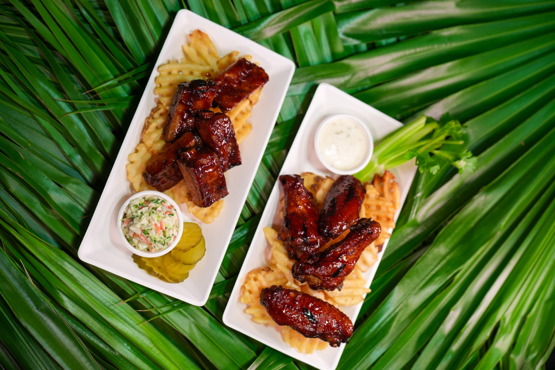 Costelinhas BBQ e asas de frango no Great Tides Waterpark