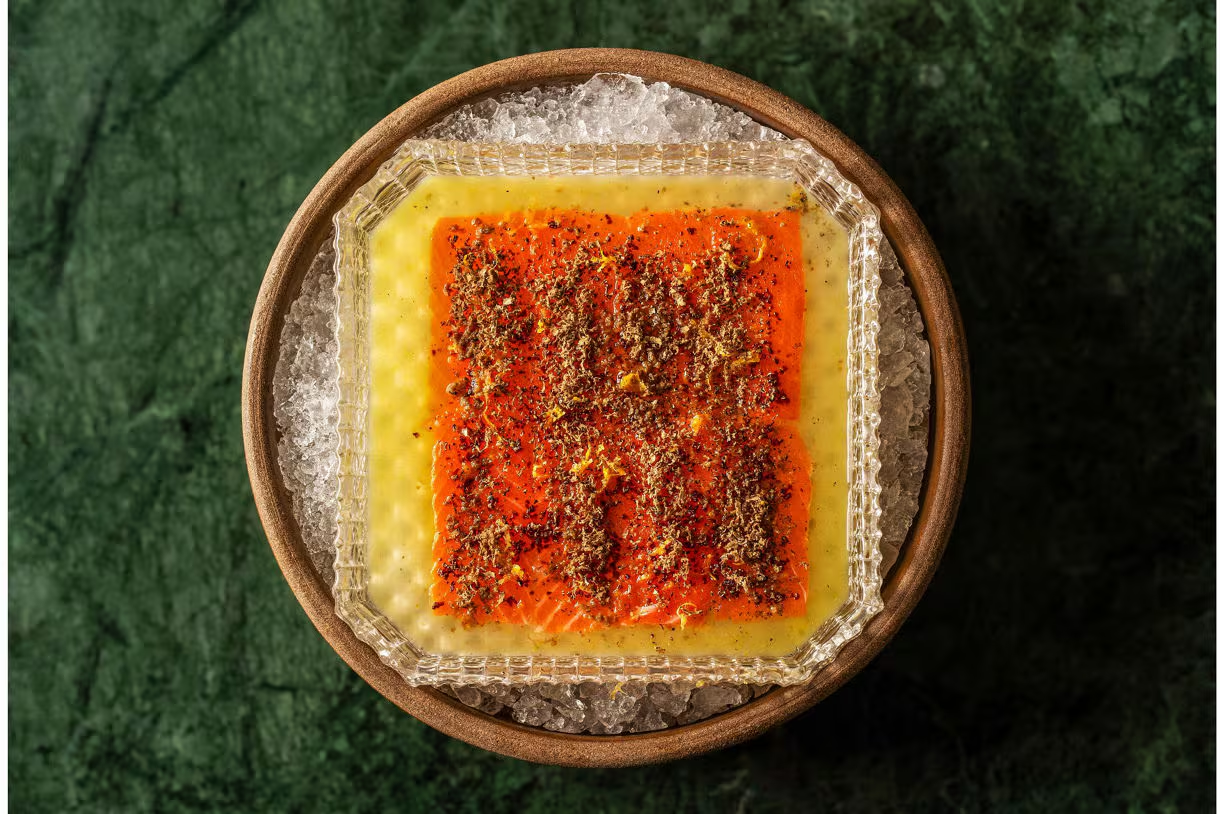 Cada peça de sushi é cuidadosamente preparada e apresentada, convidando os hóspedes a apreciar os sabores delicados e as texturas refinadas da cozinha japonesa.