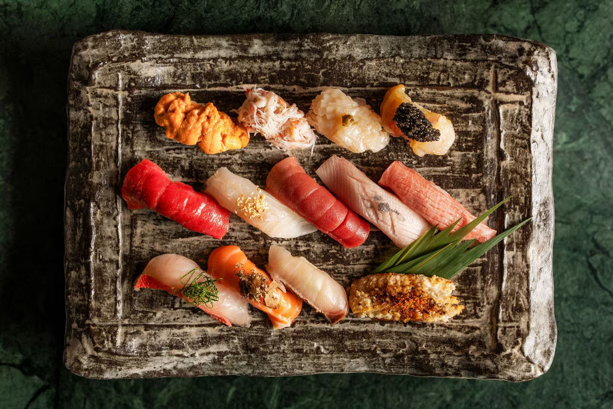 Uma seleção fresca de nigiri, maki e sashimi preparados com mestria.