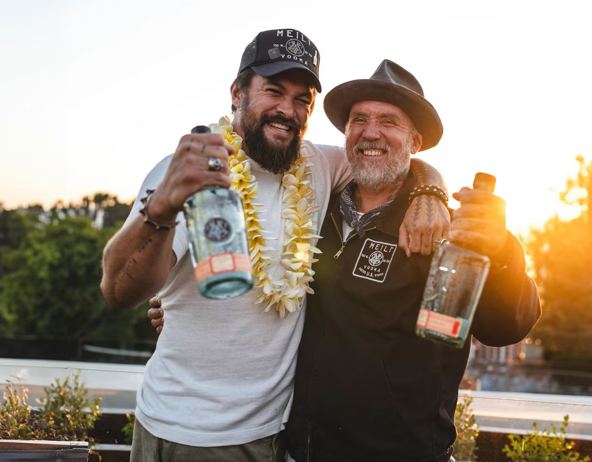 Meili Vodka, a bebida espirituosa sustentável criada por Jason Momoa e Blaine Halvorson.