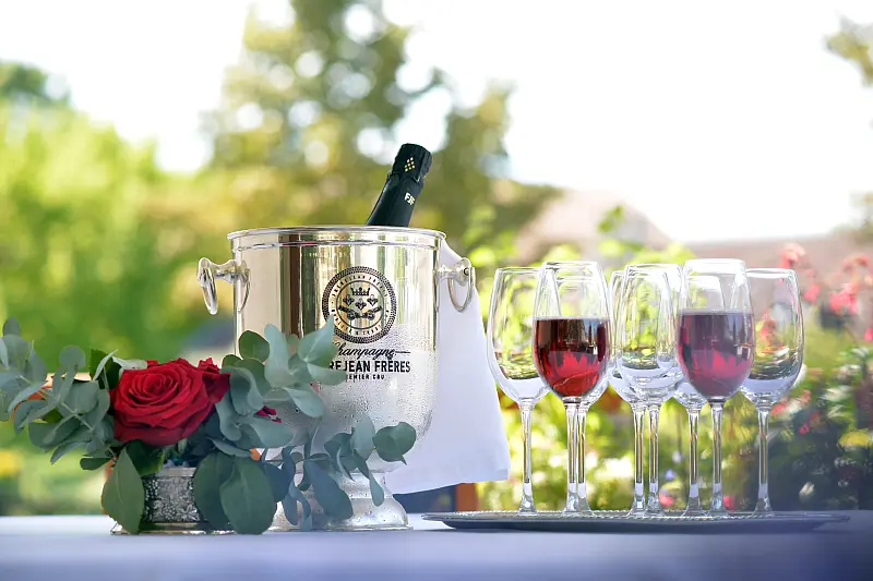 Kir Royale Interior Welcome