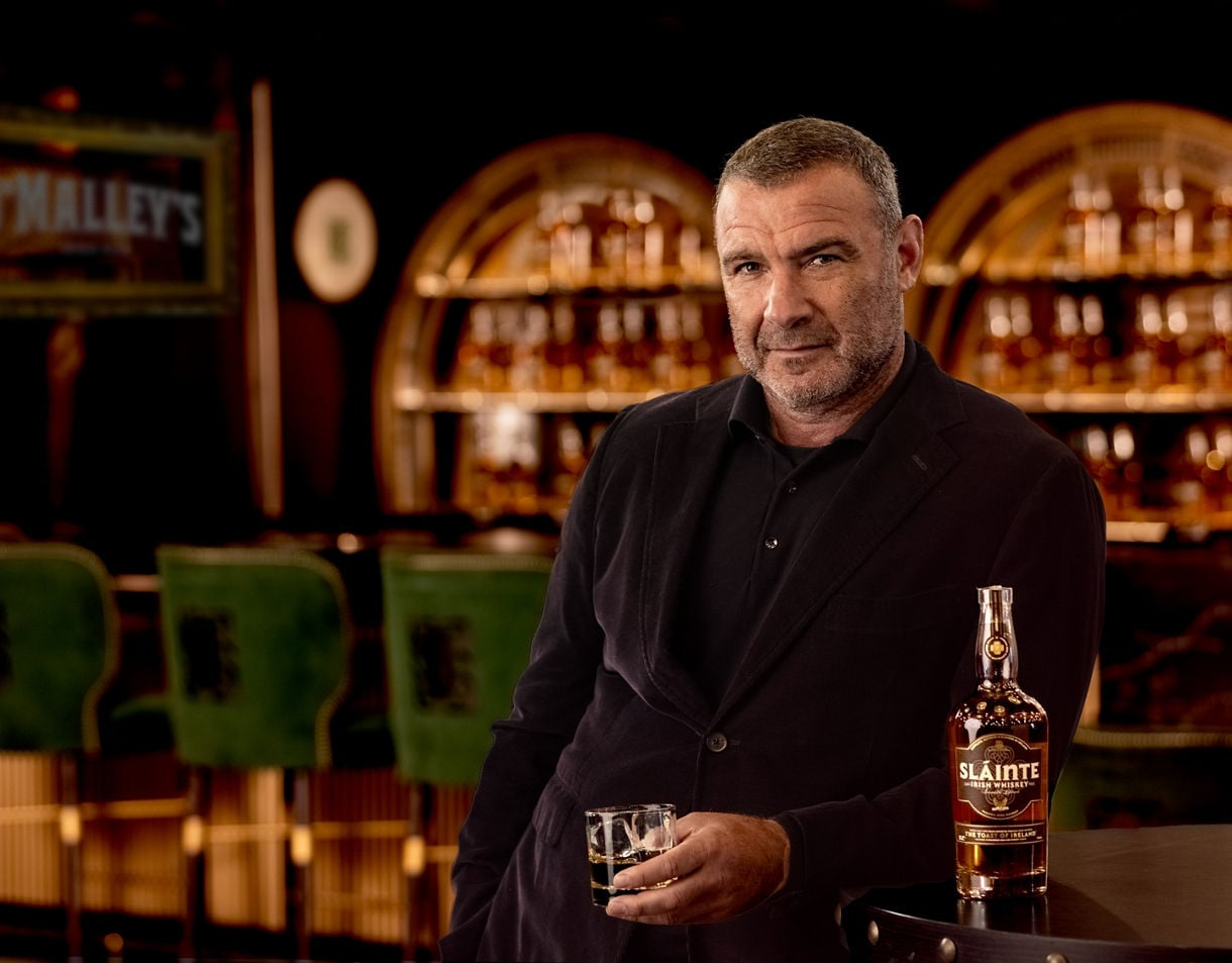 O whiskey irlandês Sláinte de Liev Schreiber.