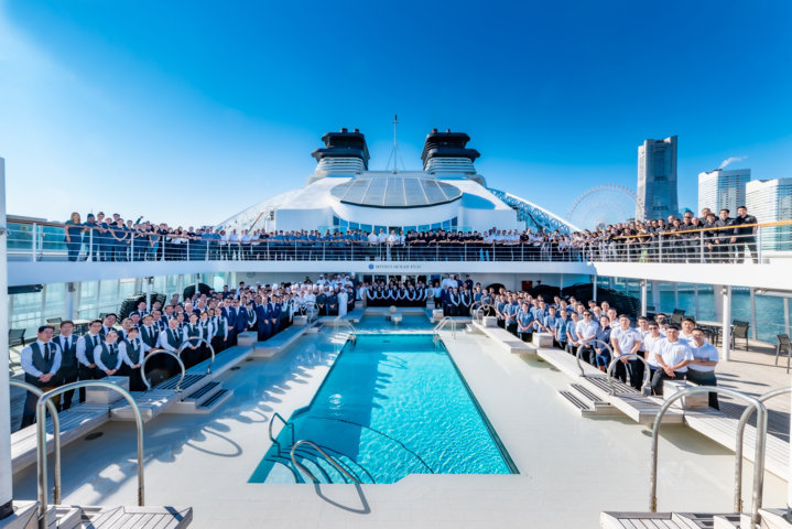 L'Equipaggio di Mitsui Ocean Fuji sul ponte superiore.