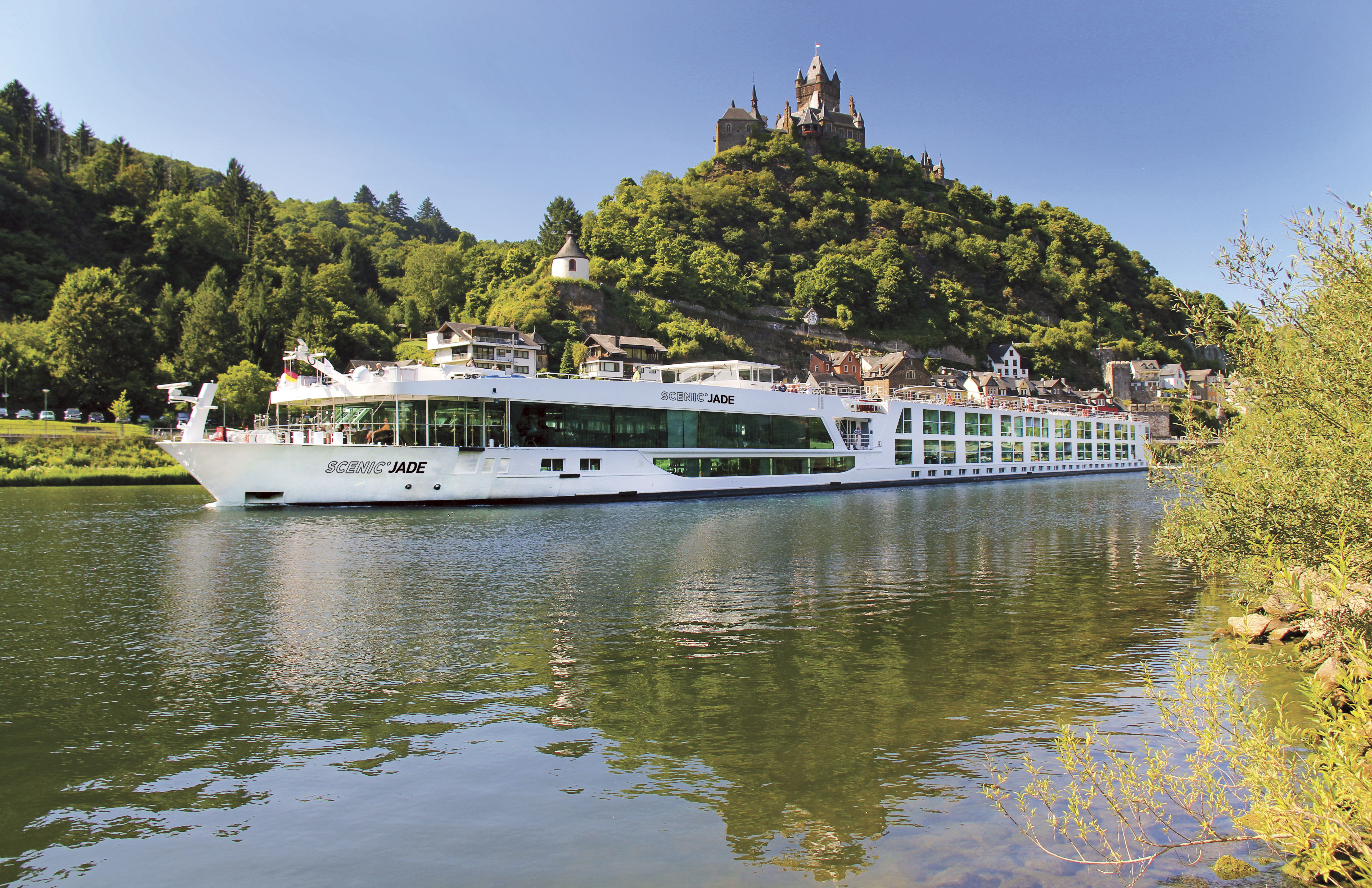 Scenic Jade davanti al Reichsburg Castle, uno dei simboli storici di Cochem, lungo il corso della Mosella.