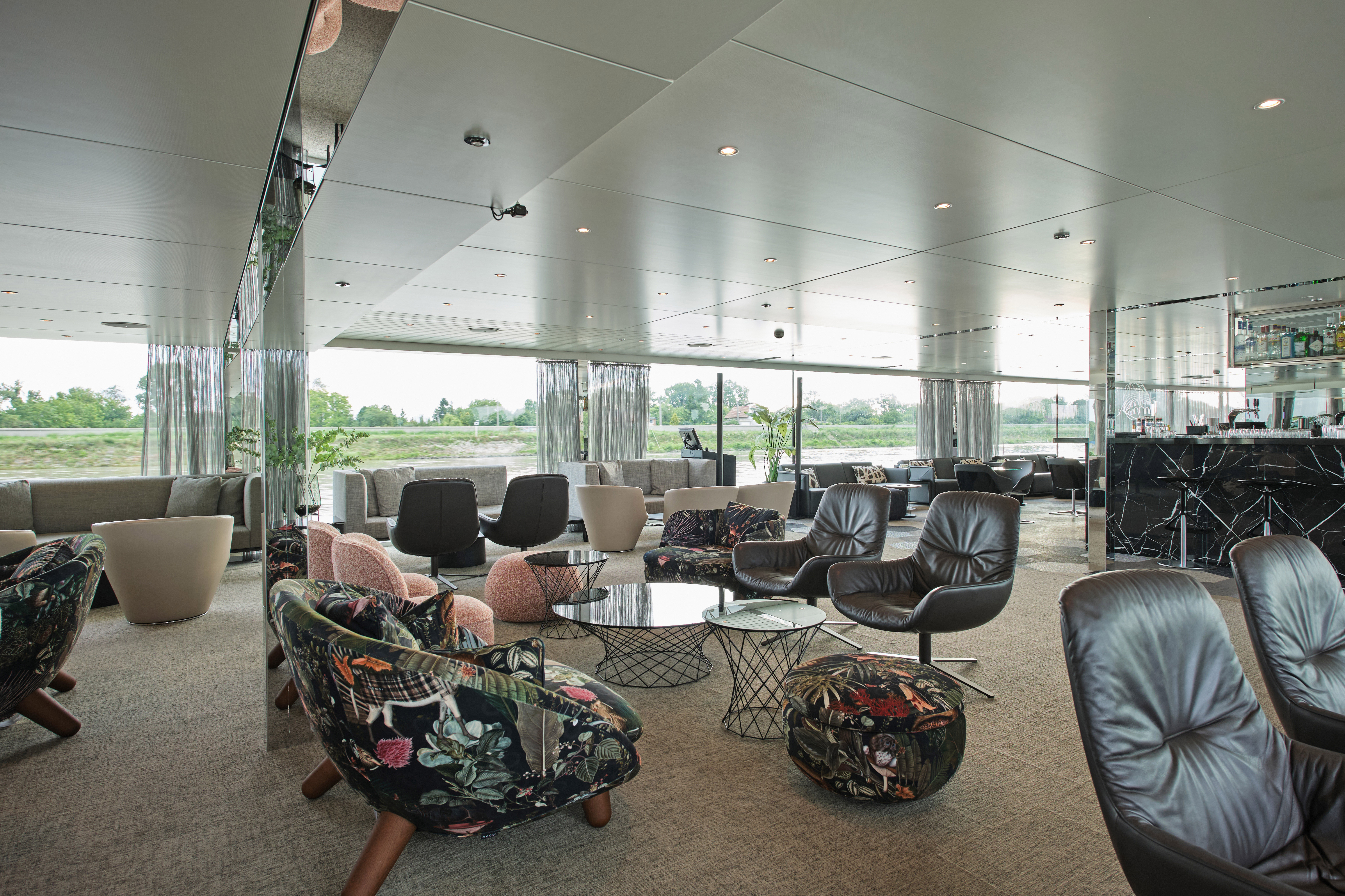 Scenic Amber Lounge