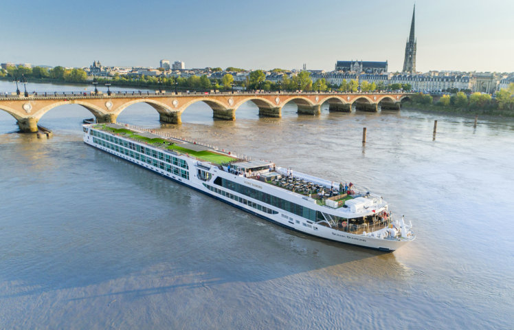 Scenic Diamond bajo el Pont de Pierre, en Burdeos, Francia.