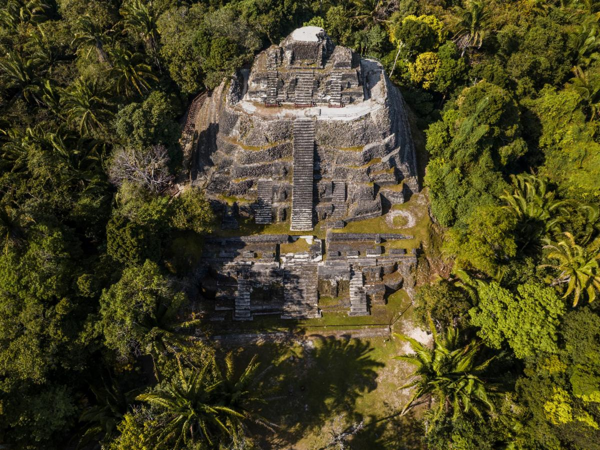 Die Tempel von Lamanai sind ein zeitloses Zeugnis des Einflusses der Maya-Zivilisation im Herzen des tropischen Regenwaldes von Belize.
