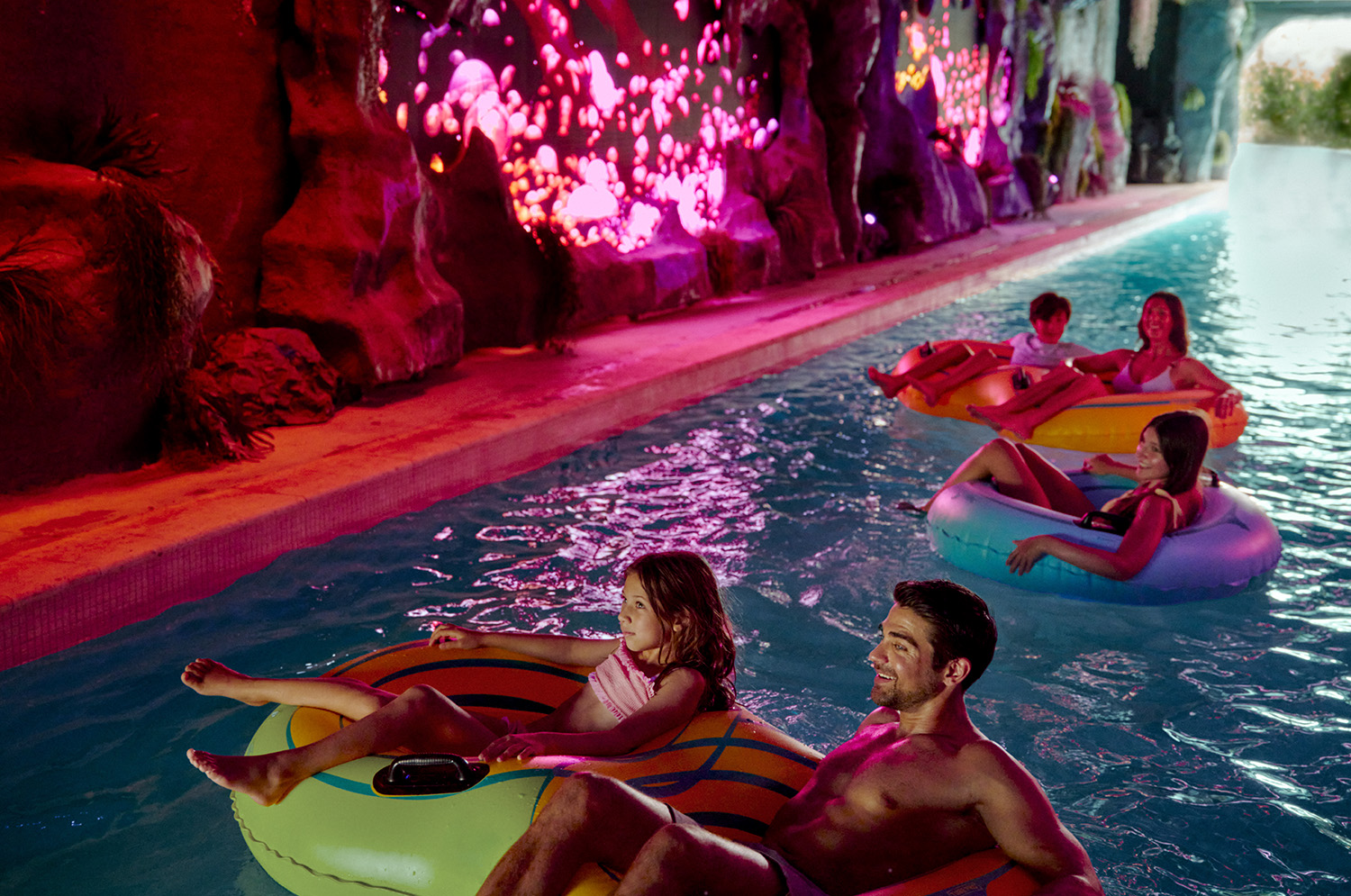 Túnel imersivo do Wandering River no Great Tides Waterpark