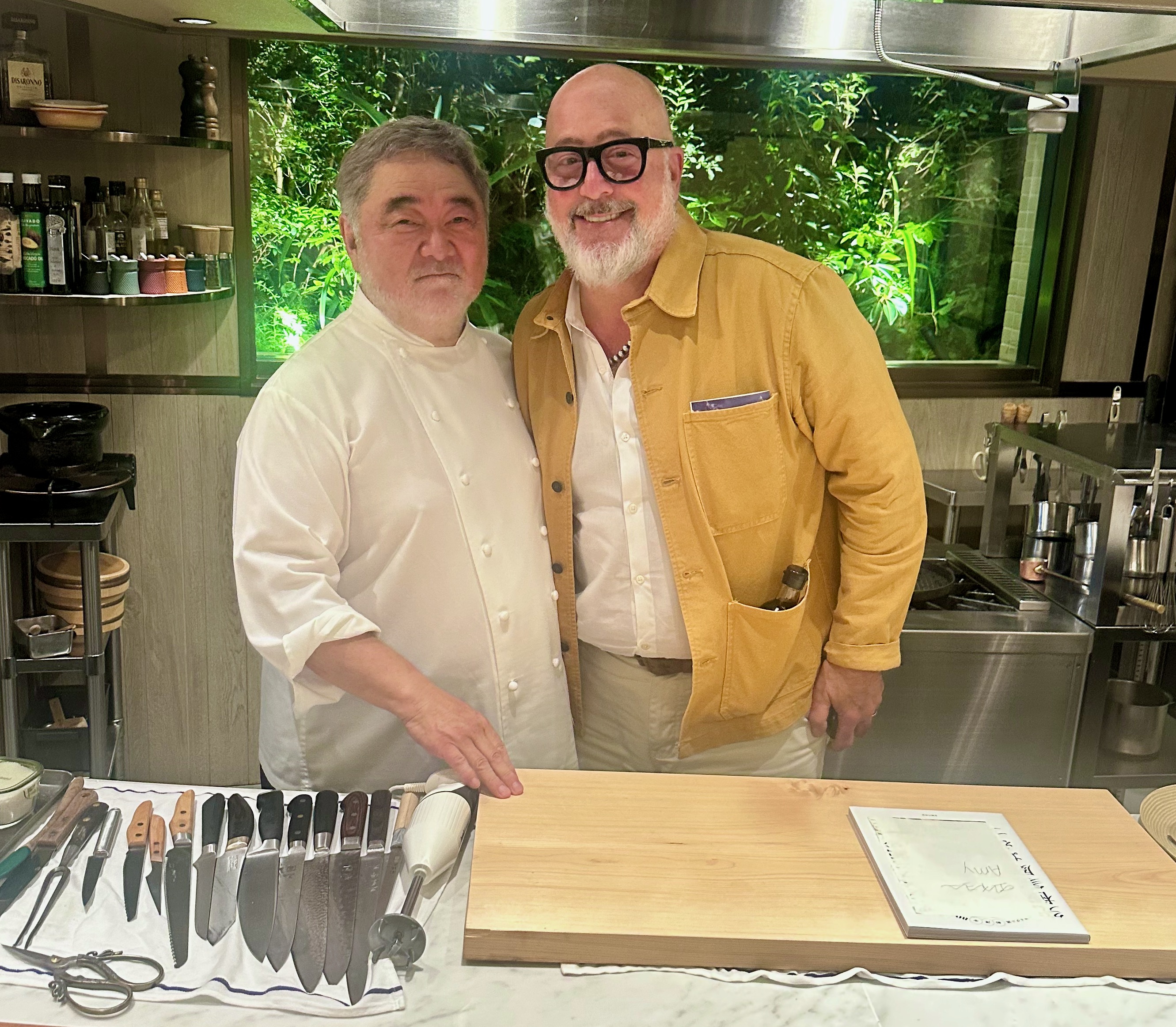 Chefs Mikuni e Andrew Zimmern