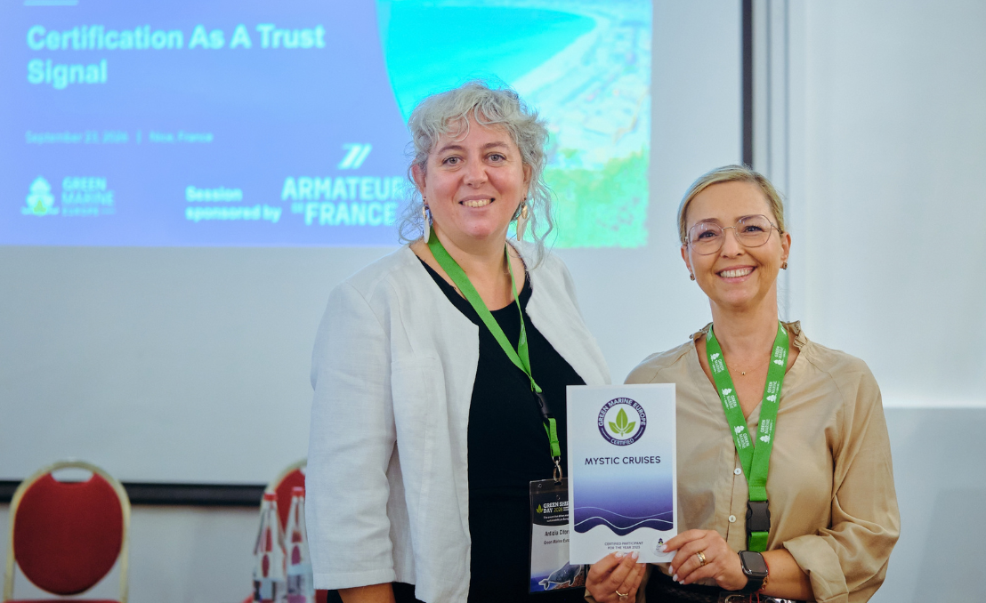 Marisa Costa riceve il certificato Green Marine Europe di Mystic Cruises durante il Green Shipping Day 2026.