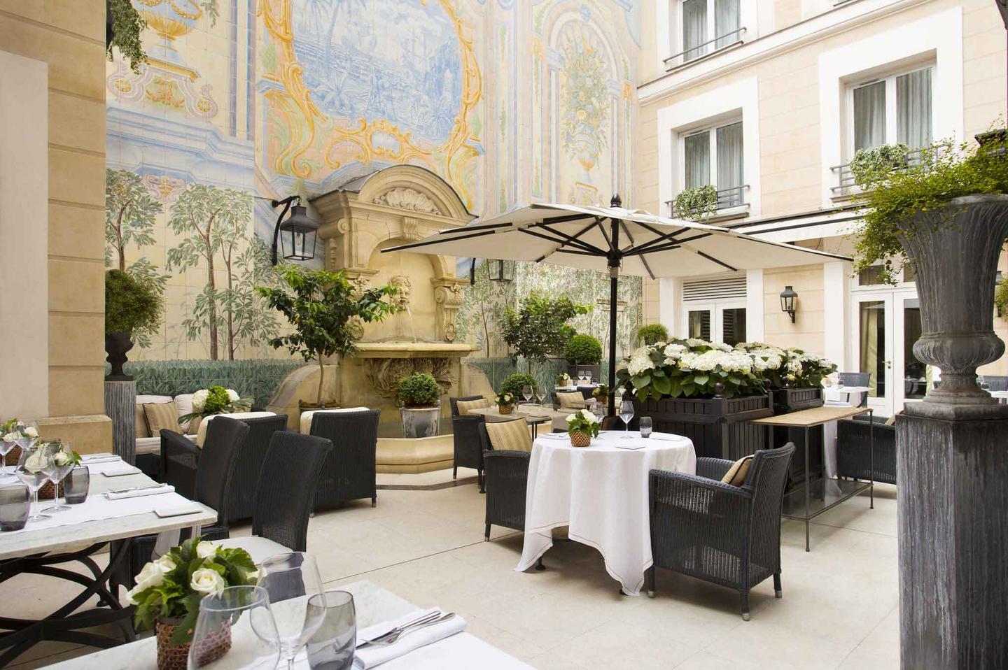 The courtyard at Castille Paris with L'Assaggio