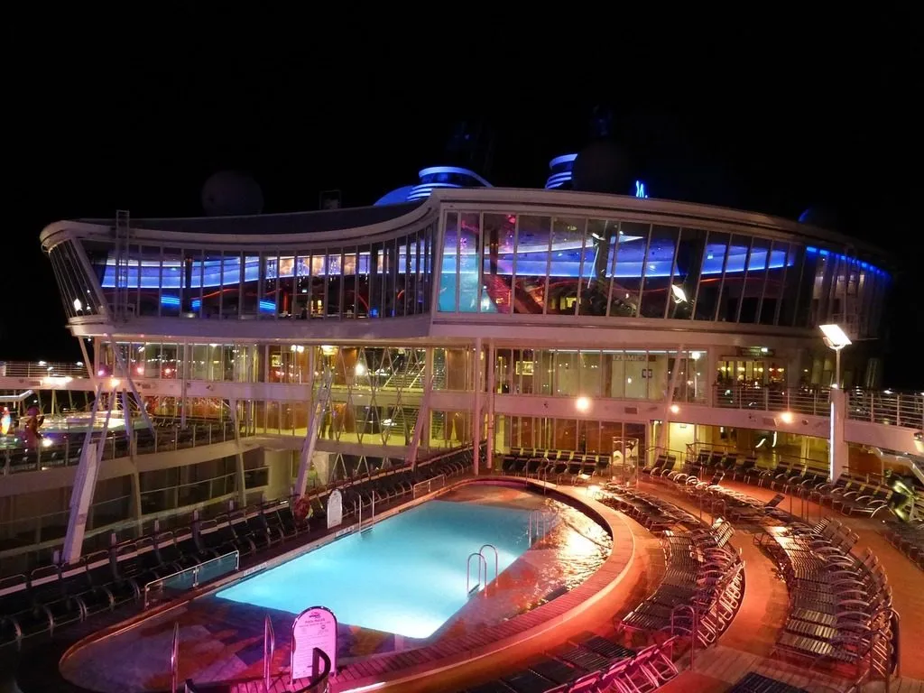 Imagem mostra o Oasis of the Seas pela noite